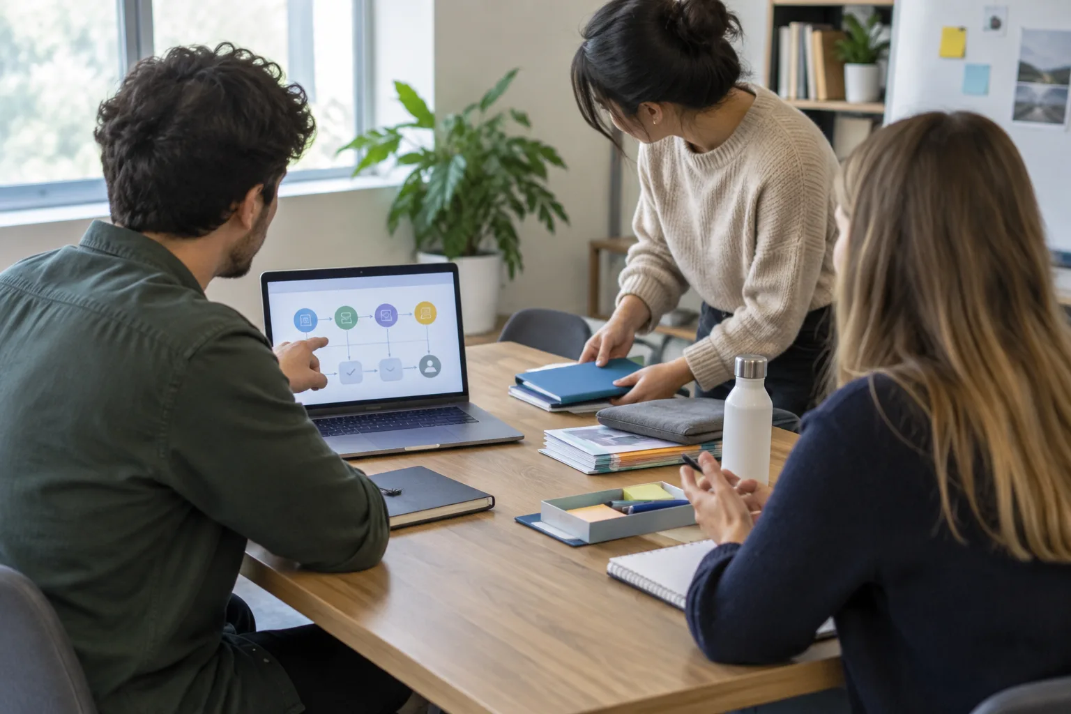 Plusieurs collègues se répartissent les explications et les repères utiles à une nouvelle personne.