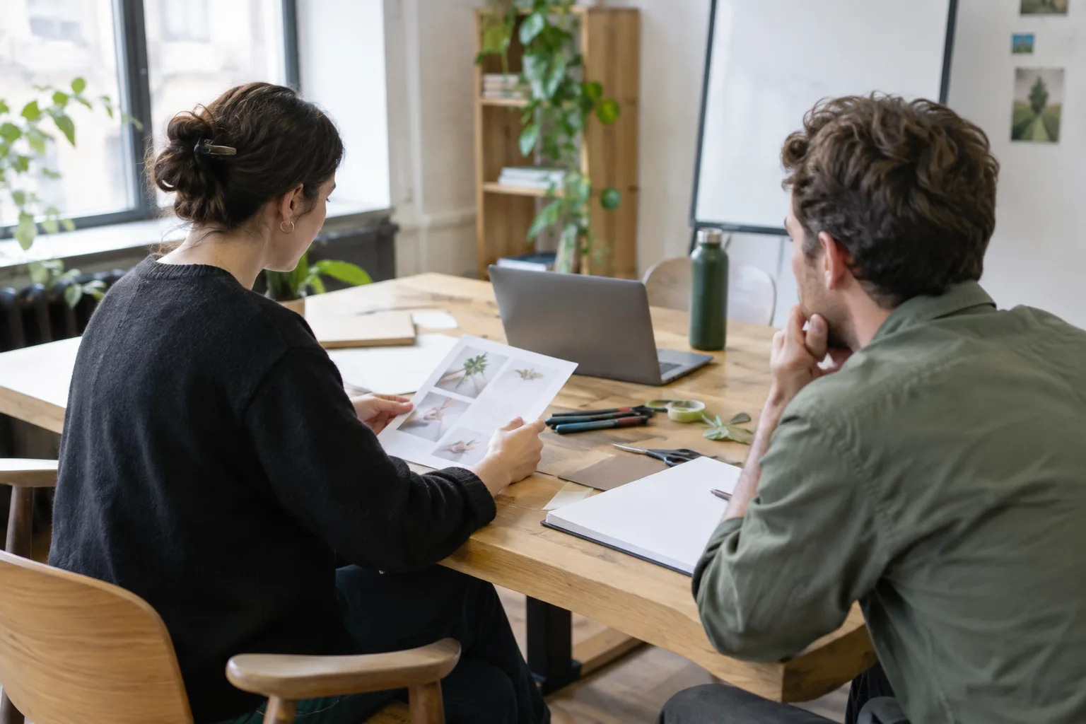 Deux collègues préparent ensemble une séquence d’apprentissage autour d’une table de travail.