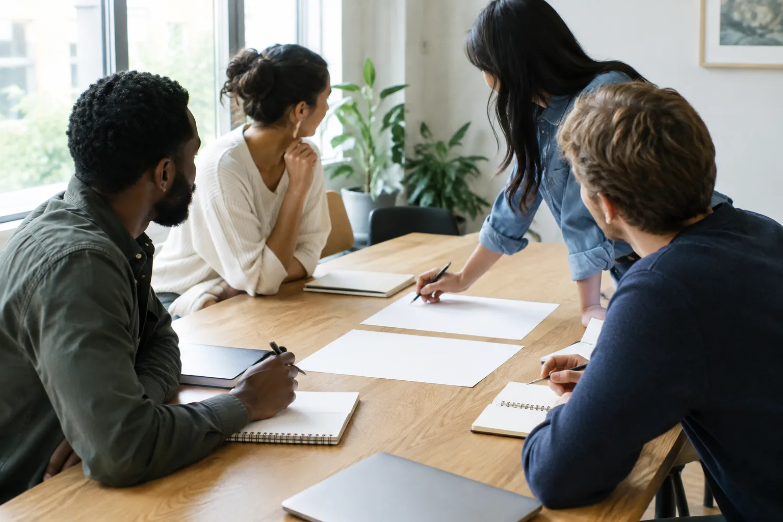 Des collègues réunis autour d’une table pour examiner une nouvelle façon de travailler.